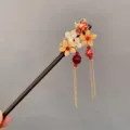 Tradizionale bacchetta per capelli cinese in legno con decoro floreale e catenelle pendenti. - Farfalla danzante