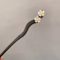 Elegante bacchetta per capelli in legno con fiori bianchi e cristalli per lo styling tradizionale. - Forcine per capelli ai fiori di ciliegio