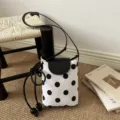 Sac bandoulière chic à pois noirs et blancs pour femmes, design compact et élégant. - Noir