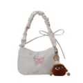 Chic borsa a tracolla bianca con ricamo di farfalla e ciondolo in morbido peluche. - Borsa Singola / Bianco