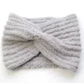 Primo piano dettagliato della fascia invernale in peluche grigio con morbida trama. - Grigio