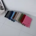Πολύχρωμες μάλλινες κασκόλ με κρόσσια, τακτοποιημένες για άνετο χειμερινό στιλ. - Ναυτικό μπλε