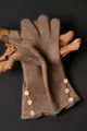 Vista de detalle en primer plano de elegantes guantes de invierno de punto con botones de madera. - W302PK / Marrón Oscuro