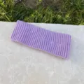 Hellviolettes Strick-Haarband in Bonbonfarben mit gemütlicher Textur für tolle Styles. - Lila