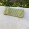 Gruenes Strickstirnband mit gestickten Buchstaben, perfektes modisches Damenhaaraccessoire. - Grün