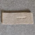 Gestricktes Stirnband mit feiner Stickerei, weiche Textur und bequeme Passform für den Alltag. - Khaki