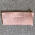 Rosa Strickstirnband mit gesticktem Buchstaben Detail, ein warmes Damenhaaraccessoire. - Rosa