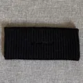Schwarzes Strick-Stirnband Detailansicht, weiche Wolltextur mit feiner Bestickung. - Schwarz