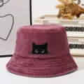 Chapeau bob en coton lavé classique avec broderie de chat noir mignon pour femmes. - Bordeaux