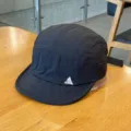 Detail van zwarte sneldrogende 5-panel cap, ademende stof met driehoekig plaatje. - Klein Driehoek Sneldrogend / Zwart