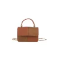 Sac à main carré tendance en patchwork marron avec poignée et bandoulière chaîne. - Marron