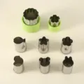 Set di taglia biscotti in acciaio inossidabile con manico utensile da cucina per dolci - Modello 1 grande e 7 piccoli in scatola di PVC (Verde)