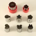 Set di taglia biscotti in acciaio inossidabile a tema cartone animato con spingitori rossi dolci. - Modello 1 grande e 7 piccoli in scatola di PVC (Rosso)
