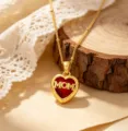 Exquisite vergoldete Herz-Halskette mit rotem Detail und MOM Aufschrift für Damen. - MOM Herz Stil (Stil 3)