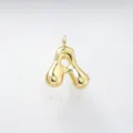 Detailopname van een gouden bolletter A hanger, gladde en glanzende afwerking. - Letter A / Alleen Hanger (Zonder Ketting) / Goud / 0.0
