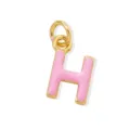 Dettaglio ciondolo lettera H in smalto rosa, charm dorato per collana e gioielli DIY. - Lettera H