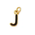 Primo piano dettagliato di un ciondolo con lettera J placcato in oro con smalto nero per gioielli. - Lettera J / Oro 18K
