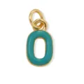 Dettaglio del ciondolo con lettera colorata, ideale per la creazione di bracciali e collane fai da te. - Lettera O / Oro 18K