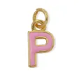 Primo piano dettagliato del ciondolo con lettera P placcata in oro e smalto rosa per gioielli. - Lettera P / Oro 18K