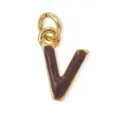 Dettaglio pendente con lettera V in smalto marrone dorato, ideale per gioielli fai da te. - Lettera V / Oro 18K
