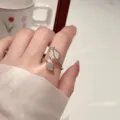 Elegante anello aperto a forma di tulipano in oro rosa con petali di opale bianco e cristalli - Aperto Regolabile / Stile Tulipano