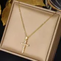 Élégant collier avec pendentif croix dorée et cristaux clairs dans une boîte cadeau de luxe - Or - Croix en Diamant Exquise (0256GD)