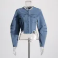 Gedetailleerd vooraanzicht van een korte blauwe spijkerjas met gerafelde randen en plooien - S / Tops / Blauw
