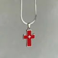 Primer plano de collar gótico punk de plata con colgante de cruz de esmalte rojo - Set de collares / Rojo