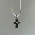 Primer plano de un colgante de cruz negra Y2K gothic punk en un collar de cadena de serpiente - Set de collares / Negro