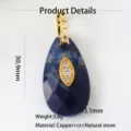 Detailopname van de lapis lazuli druppelhanger met gouden zetting en stralende zirkonia. - Donkerblauw