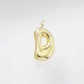 Detailopname van gouden pofletter hanger, prachtige gegalvaniseerde afwerking, glans. - Letter D / Alleen Hanger (Zonder Ketting) / Goud