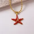 Vista dettagliata del ciondolo a stella Marina in smalto rosso e collana di perline d'oro. - Collana / 45+5cm (22g) / Rosso