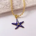 Collana di perle dorata con ciondolo stella marina in smalto blu scuro, dettaglio di gioielli. - Collana / 45+5cm (22g) / Blu scuro