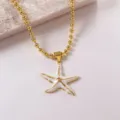 Primo piano della catenina con sfere dorate e ciondolo a stella Marina in smalto bianco. - Collana / 45+5cm (22g) / Bianco