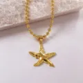 Collana con pendente a stella marina dorata, primo piano dettagliato, elegante gioiello in ottone. - Collana / 45+5cm (22g) / Oro