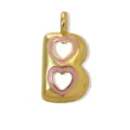 Dettaglio del ciondolo con lettera B placcato in oro con smalto a cuore rosa per collana fai da te. - Lettera B