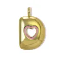Vista dettagliata del ciondolo lettera D placcato in oro con cuore rosa per accessori di gioielli - Lettera D