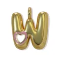 Dettaglio del ciondolo a lettera W dorata con un grazioso intaglio a cuore smaltato rosa. - Lettera W