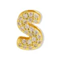 Detailopname van gouden letter S bedel met glinsterende zirkonia stenen voor DIY sieraden maken. - Gouden Letter S Hanger