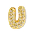 Gedetailleerde close-up van een vergulde, bolvormige letter U hanger met heldere zirkonia stenen. - Gouden Letter U Hanger