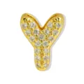 Gedetailleerde close-up van een gouden letter Y hanger met schitterende steentjes. - Gouden Letter Y Hanger
