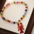 Collier de perles multicolores avec pendentif homard rouge style vacances plage femme - Collier / Rouge Foncé