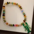 Collier de perles colorées avec pendentif homard vert brillant pour vacances à la plage. - Collier / Vert