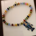 Collier de perles colorees avec un pendentif homard bleu pour un style vacances plage. - Collier / Bleu foncé