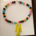 Collier de perles en acrylique coloré avec joli pendentif homard jaune pour la plage. - Collier / Jaune