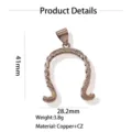 Kupfer verdrillter Hufeisen Anhänger Charm mit Zirkonia Steinen Produktdetail Ansicht. - Geometrisch (Weißgold)