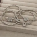 Klobiges, aufgeblasenes Buchstaben-Anhänger-Perlenarmband mit funkelnden Zirkonia-Details. - Buchstabe A / Silbernes Armband