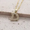 Collier pendentif lettre en zircon doré gros plan, bijou étincelant délicat et élégant. - Lettre D (Pendentif Uniquement)