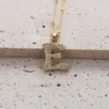 Vue détaillée du collier pendentif lettre E en cuivre plaqué or et zircone micro-serti. - Lettre E (Pendentif Uniquement)
