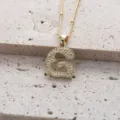 Gros plan sur un collier en cuivre plaque or avec pendentif lettre G en zircons cubes. - Lettre G (Pendentif Uniquement)